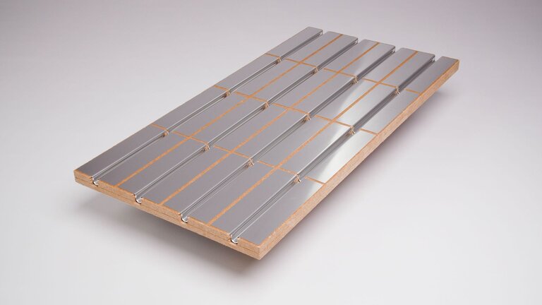 Aluminiumplatte auf Holzuntergrund mit Rillenstruktur